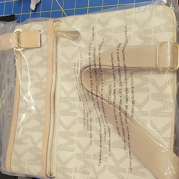Michael Kors Crossbody Messenger Bag 10x9 New In Package - Picture 5 of 5
